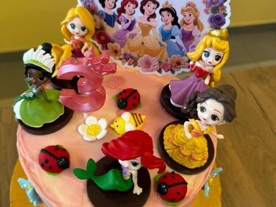 Розова торта с фигурки на принцеси, свещичка три и надпис Happy Birthday