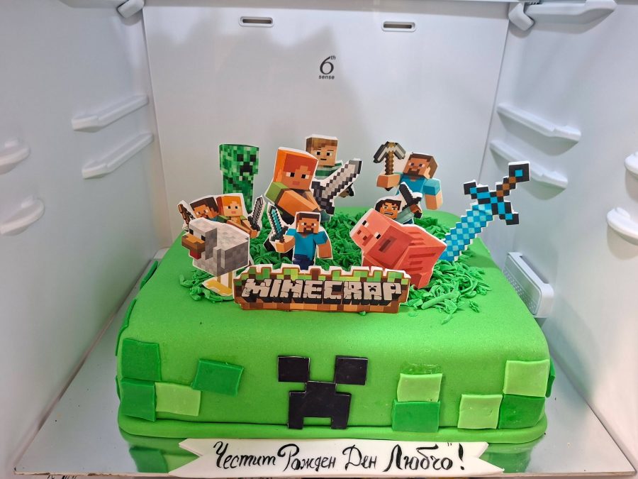 Зелена торта в стил Minecraft с Крийпър, фигурки и надпис „Честит Рожден Ден, Любчо!“ в хладилника