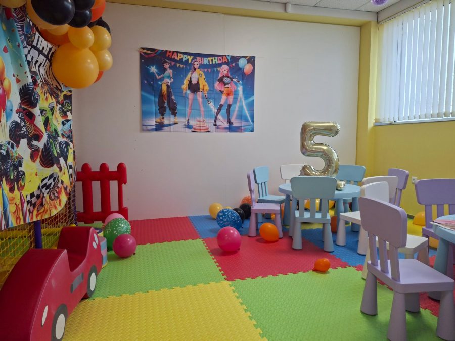 Плакат Happy Birthday с K-POP група, сребърен балон 5 и червено возило на пода