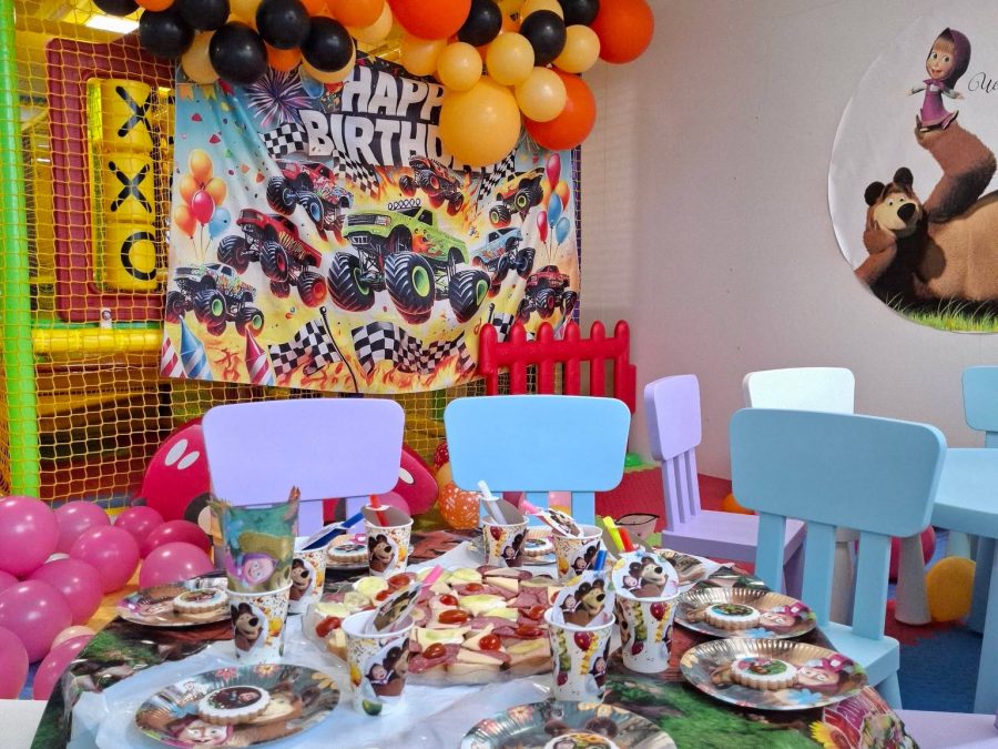 Детска маса с чинии Маша и Мечока, сини и лилави столове и пано Happy Birthday с коли