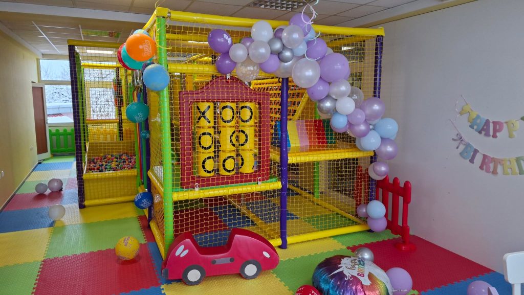 Същата гледка към панела за морски шах с балони, Happy Birthday надпис, количе и ограда
