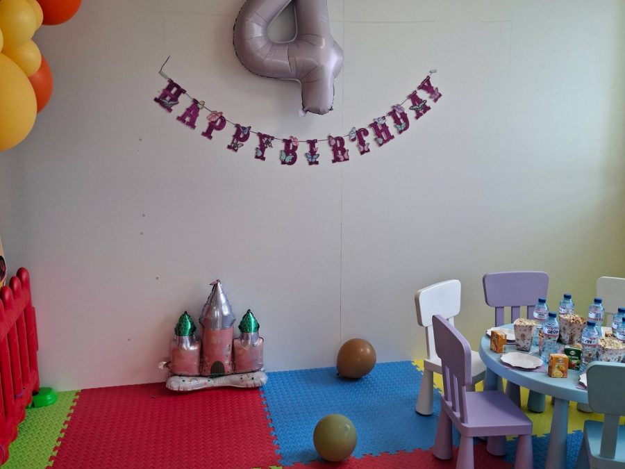Сребърен балон 4 и венец Happy Birthday над балонен замък и детска маса със столове