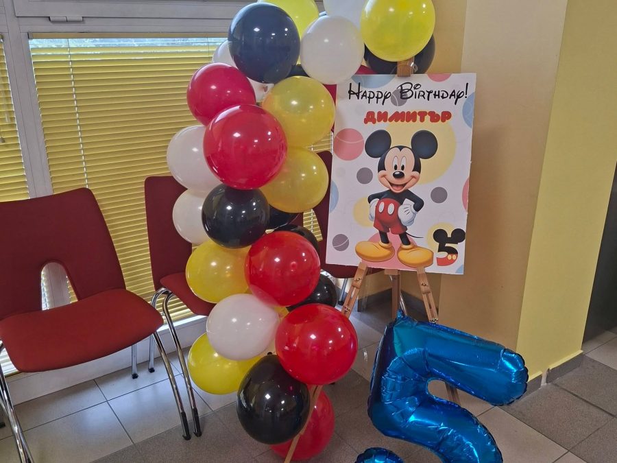 Балонна композиция в жълто, червено и черно със син балон 5 и пано Happy Birthday с Мики Маус